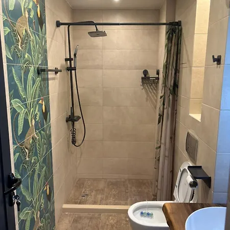 Krisi Apartment Warna
